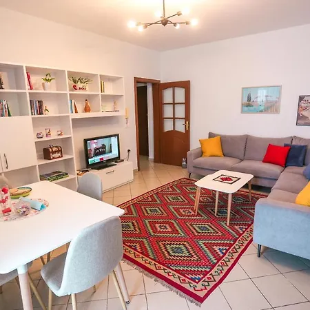 Views - Comfy & Spacious Apartment *