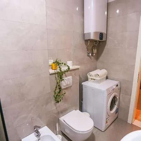 Views - Comfy & Spacious Tirana