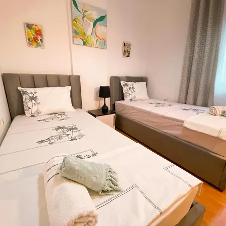 Views - Comfy & Spacious Apartment